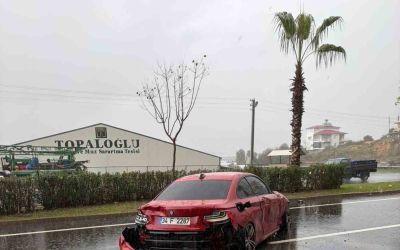 Kontrolden çıkan lüks otomobil refüje çarptı: 1 yaralı
