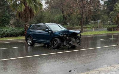 Antalya’da yağışlı havada kaza ucuz atlatıldı
