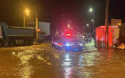 Alanya’da Oba çayı taştı, caddeler sular altında kaldı
