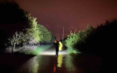 Antalya’da sel sularının bastığı barınakta mahsur kalan 27 köpek botlarla kurtarıldı
