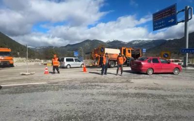 Dün yağan sağanak karayolunu göle döndürdü
