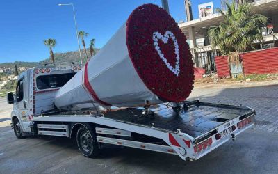 Çekicinin vincini 777 gülle donatıp eşine sürpriz yaptı
