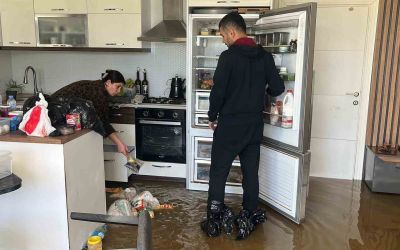 Alanya’da debi yükseldi, çay kenarındaki işletmeler sele kapıldı
