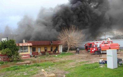 Antalya’da ekmek fırını olarak kullanılan müstakil yapı alev alev yandı
