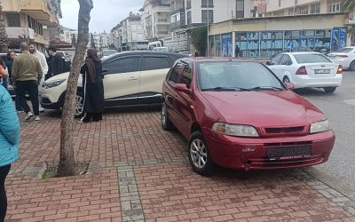 Otomobille motosiklet çarpıştı: 1 yaralı
