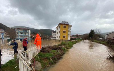 Taşkın suları tahliye ediliyor, bozulan yollar onarılıyor
