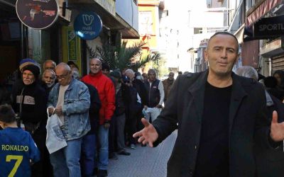 Gizli hayırseverin ücretsiz pide kuyruğu
