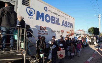 Büyükşehir Mobil Aşevi’nden sıcak yemek ikramı
