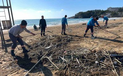 Alanya’da fırtına sonrası plajlarda temizlik yapıldı
