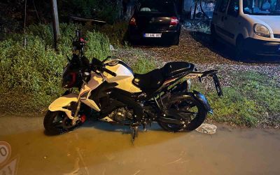 Köpeğe çarpmamak için manevra yapan motosikletin sürücüsü savrularak yaralandı
