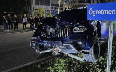 Gazipaşa’da kamyonet refüje çıktı: 2 yaralı
