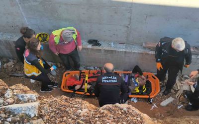 Toprak zemin kaydı, 3 metreden düşüp yaralanan inşaat işçisini ekipler kurtardı
