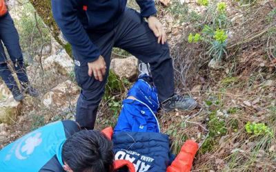 Bisiklet sürücüsü 10 metrelik şarampole yuvarlandı
