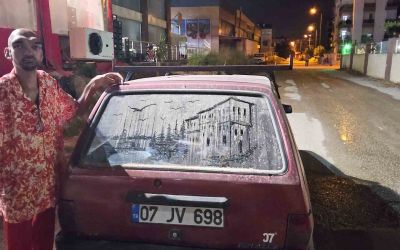 Tozlu araç görünce dayanamıyor, camları sanat eserine dönüştürüyor
