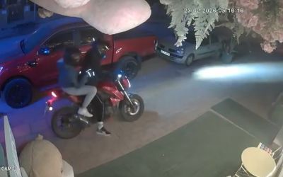 Dükkanın önündeki oyuncak ayıyı çaldılar
