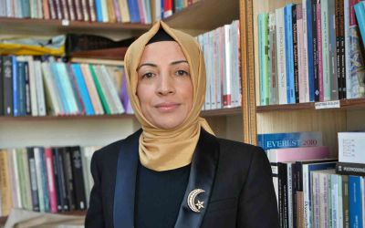 Üniversiteye girebilmek için çıkardığı başörtüsüyle akademisyen olarak kürsüye çıktı
