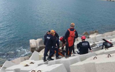 Balık tutmak için gittiği dalga kıranda düşerek mahsur kaldı
