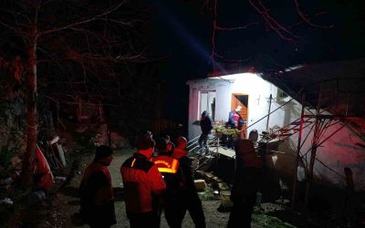 Kayıp olarak aranan yaşlı adam, 12 saat sonra bitkin halde ormanda yatarken bulundu
