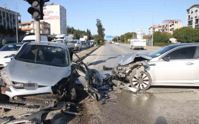 Serik’te iki otomobil çarpıştı:2 yaralı
