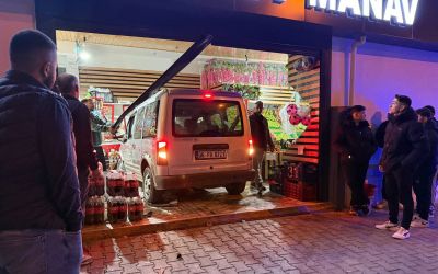 Ehliyetsiz sürücü önce kaza yaptı, ardından markete girdi

