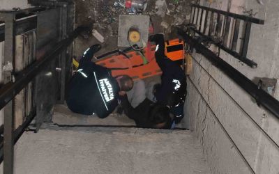 Arızalanan asansörü kontrol etmek isterken asansör boşluğuna düştü
