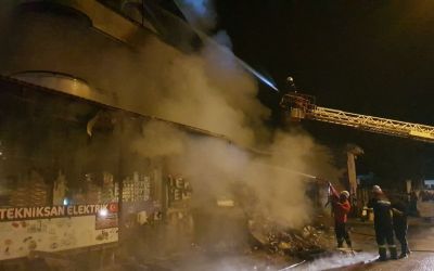 Elektrik malzemesi satan iş yerindeki yangın mahalleliyi sokağa döktü
