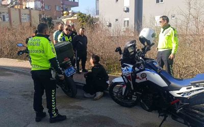 Polisi görünce motosikleti bahçeye atan sürücü ceza yemekten kurtulamadı
