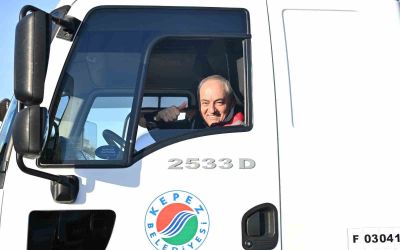 Başkan Kocagöz işçi elbisesini giydi, iş makinesinin başına geçti
