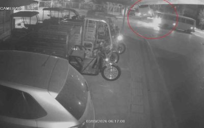 Kaza yapan otel servisi, park halindeki araçların üzerine devrildi
