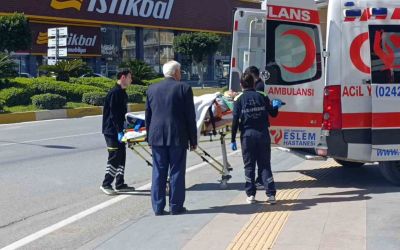 Otomobil kaldırım taşına çarptı: 1 yaralı
