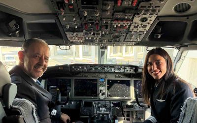 Baba ve kız aynı kokpitte: 42 yıllık pilot gökyüzüne kızıyla veda etti
