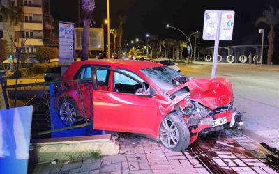 Alanya’da iki otomobil çarpıştı: 3 yaralı
