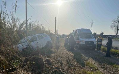 Manavgat’ta otomobil tarlaya uçtu, sürücü kazayı burnu bile kanamadan atlattı
