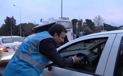 Antalya’da trafikte kalan vatandaşlara 