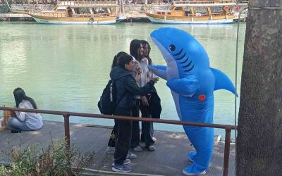 Vatandaşları eğlendirmek için köpek balığı kostümüyle Manavgat sokaklarında dolaşıyor
