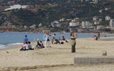 Alanya’da bayram arifesinde hava sıcaklığı 20 dereceye ulaştı, tatilciler soluğu sahilde aldı
