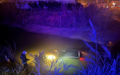 Seyir halindeki otomobil dereye uçtu, sürücü yaralandı
