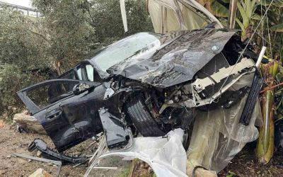 Lüks otomobil seraya daldı aynı noktada 3 günde ikinci kaza: 4 yaralı
