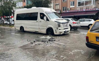 Kanalizasyon borusu patladı, sürücüler zor anlar yaşadı
