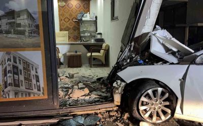 Gazipaşa’da otomobil iş yerine girdi: 3 yaralı
