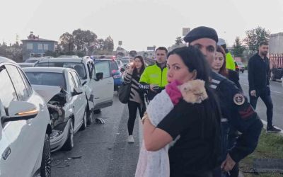 Kırmızı ışıkta bekleyen araçlara çarpıp olay yerinden ayrıldı: 4 yaralı
