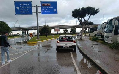 Antalya’da otomobille motosiklet çarpıştı: 2 yaralı
