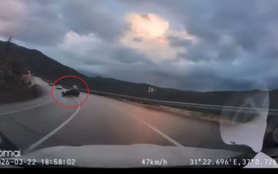 Kayganlaşan yolda kontrolden çıktı, faciadan dönülen o anlar araç kamerasına yansıdı
