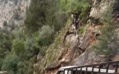 Heyelan sonrası yol çamura bulandı, offroad yarışlarını aratmayan görüntüler ortaya çıktı
