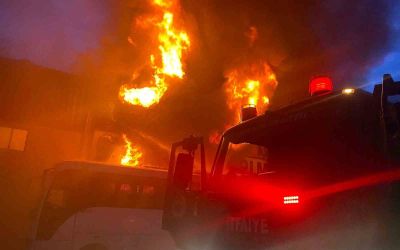 Antalya’da inşaat malzemeleri deposunda yangın
