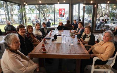 Antalya’da 57 yıllık dostlar çay bahçesinde buluştular
