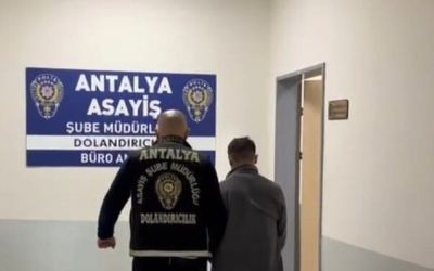 Kendisini MİT görevlisi olarak tanıtıp vatandaşı dolandıran şüpheli suçüstü yakalandı
