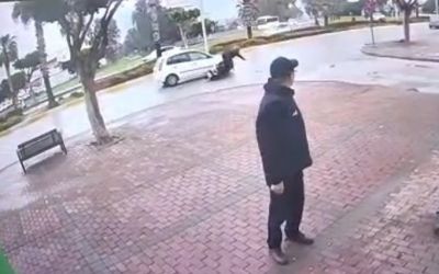 Elektrikli bisiklet sürücüsünü yola savuran kaza kamerada
