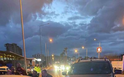 Gazipaşa’da kavşakta otomobille kamyonet çarpıştı: 1’i ağır 5 yaralı
