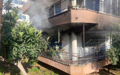 Yanan evden 4 yaşındaki yeğenini çıkarmak isterken yaralandı
